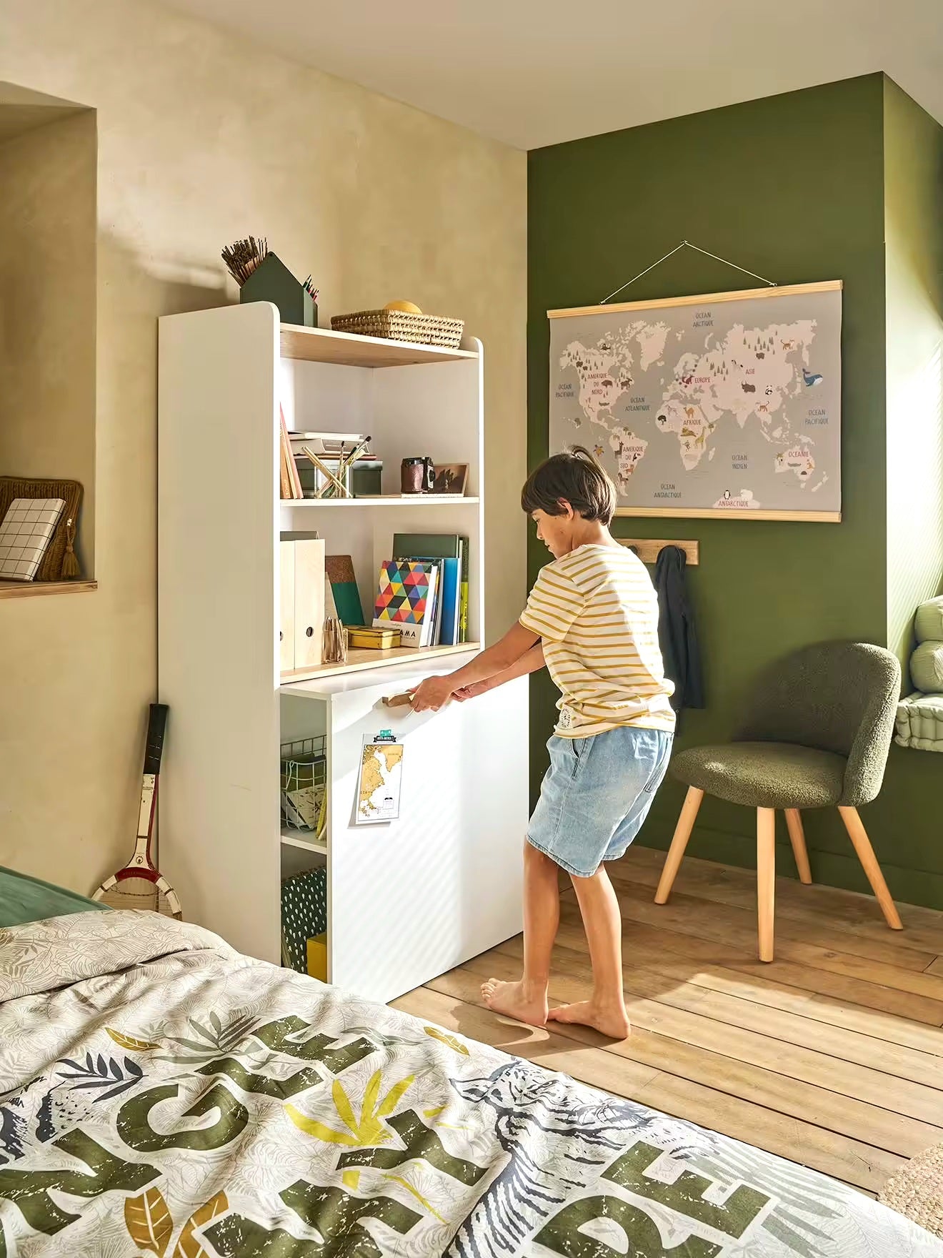 Bibliothèque avec bureau intégré