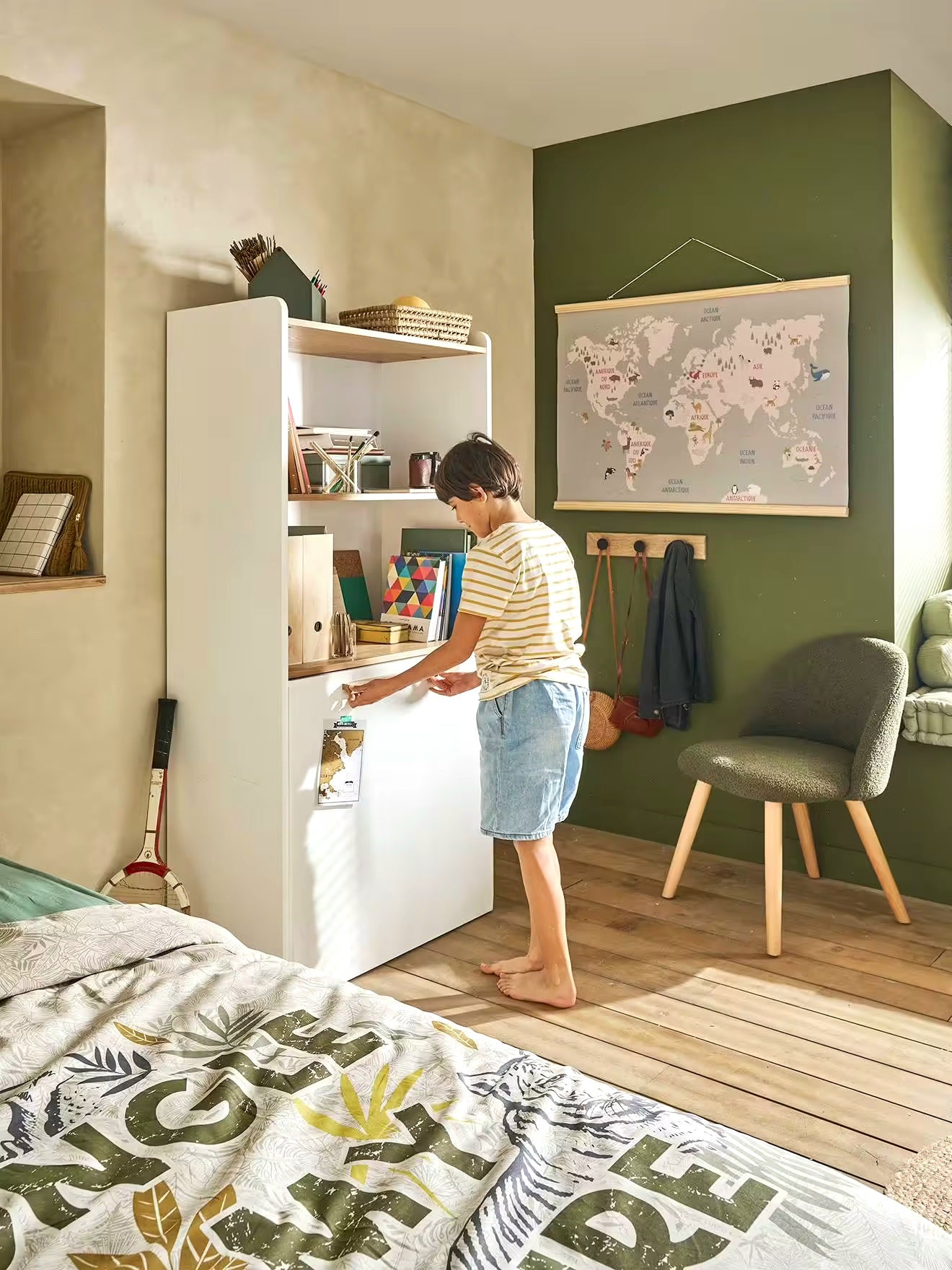 Bibliothèque avec bureau intégré