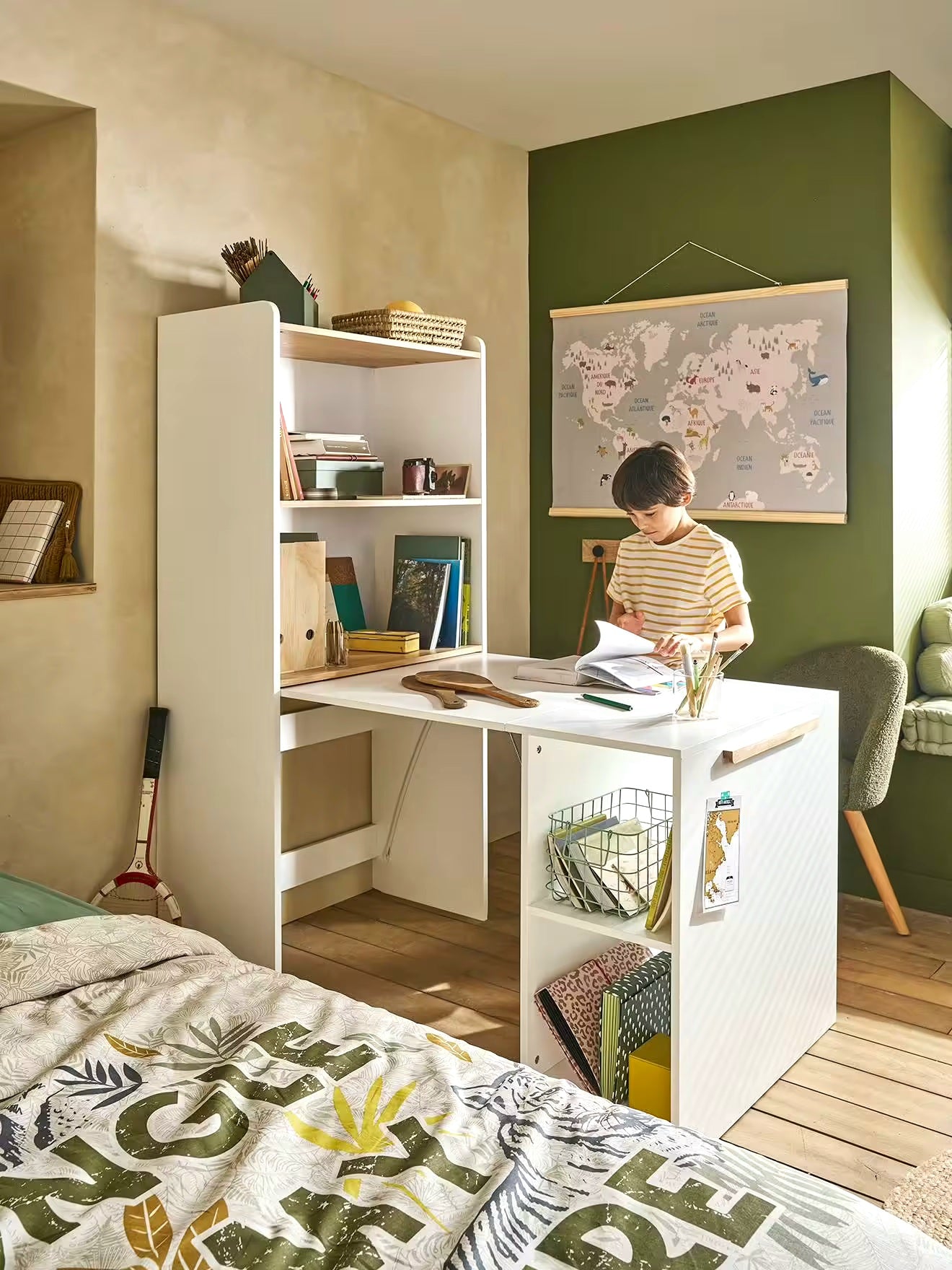 Bibliothèque avec bureau intégré